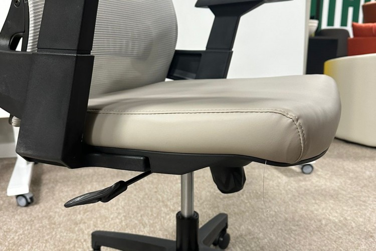 Офисное кресло POF-2031B 